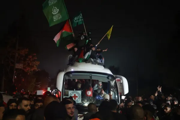 Tregua entre Israel y Hamas: lágrimas por el regreso y un “souvenir” para las ex rehenes