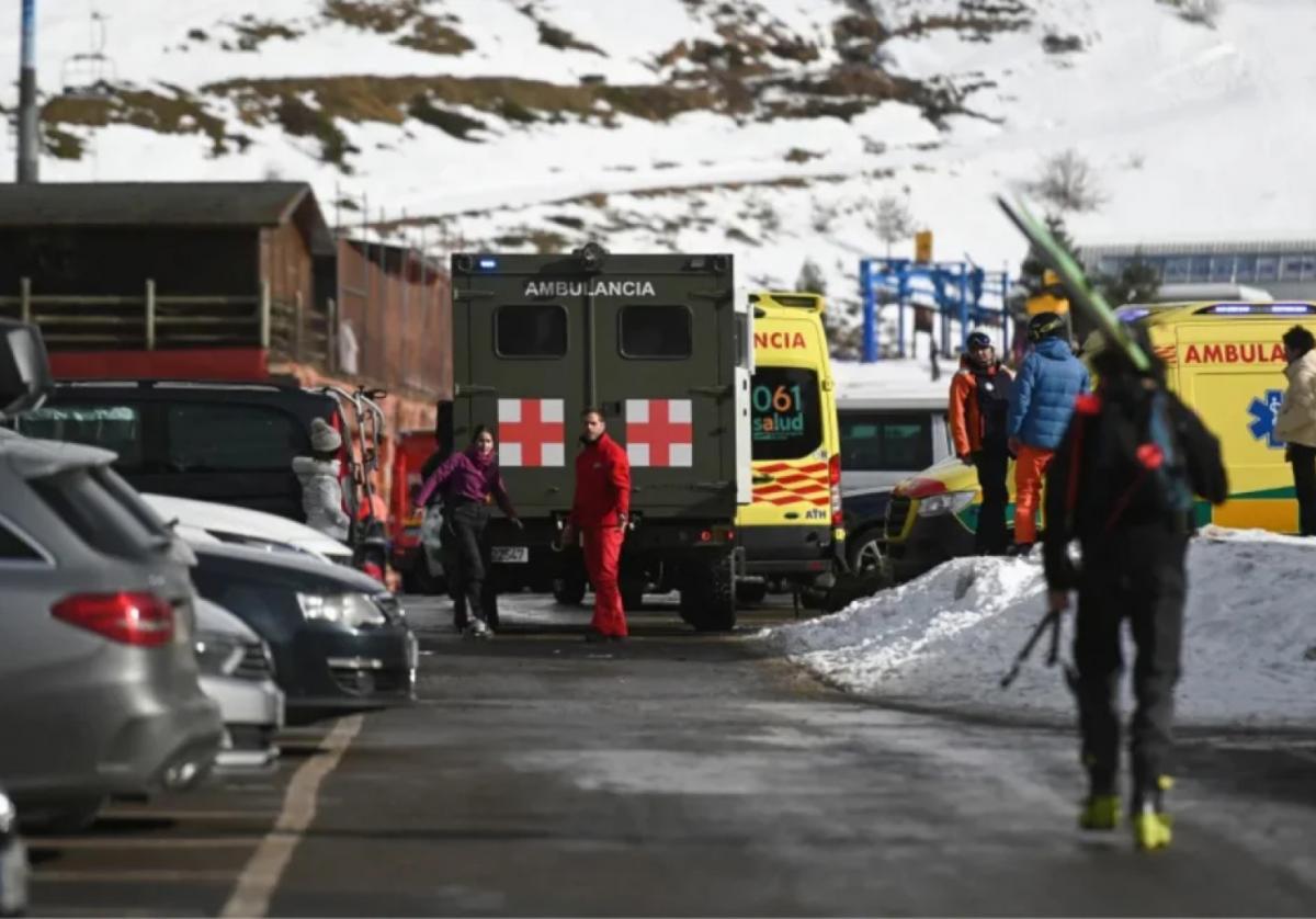 Unas 14 ambulancias fueron desplegadas en el resort de esquí, informó la protección civil de la región a CNN. Verónica Lacasa/Europa Press/AFP