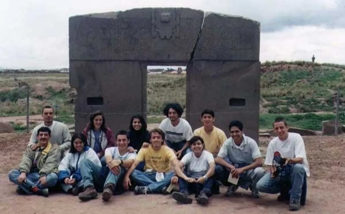 GRUPO ANDINO MONTSERRAT. Los 12 expedicionistas en la Puerta del Sol, en Bolivia, días antes de arribar a Perú y comenzar el ascenso al Sollunko.