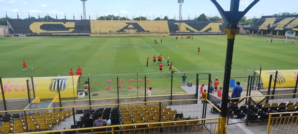 ESPERA. Los planteles realizan los movimientos de calentamiento antes del partido. FOTO DE BENJAMÍN PAPATERRA