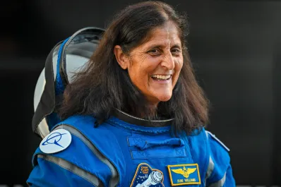 La astronauta de la NASA atrapada hace siete meses en el espacio sale a caminar por primera vez fuera de la nave