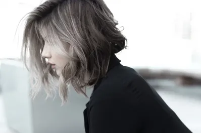 La razón por la que la Generación Z y los millennials tienen más canas, según la ciencia