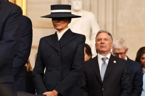 Los looks de Melania para la asunción de Donald Trump: ¿por qué aseguran que oculta algo?