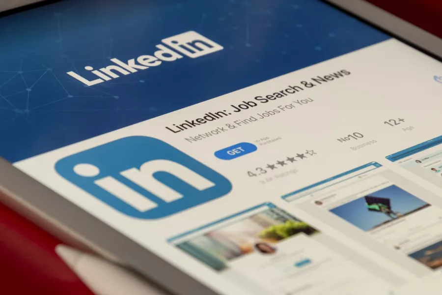 EN ALERTA. En los últimos años, crecieron las estafas de falsos empleos en LinkedIn. / UNSPLASH 