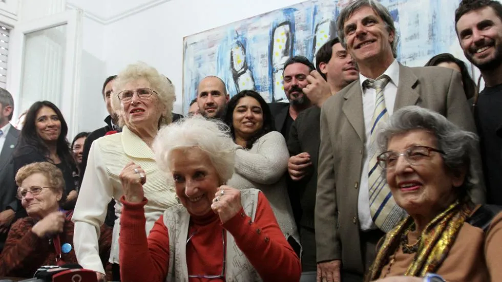 Abuelas de Plaza de Mayo 