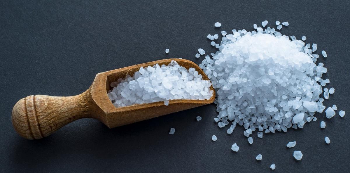 La limpieza con sal gruesa se volvió viral en las redes por sus resultados.