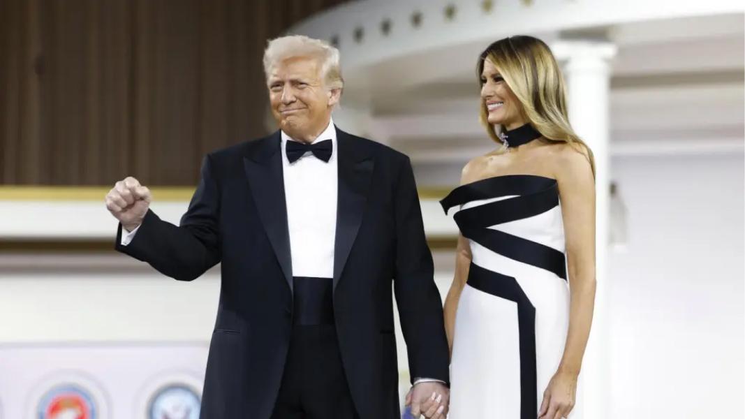 Los looks de Melania para la asunción de Donald Trump: ¿por qué aseguran que oculta algo?