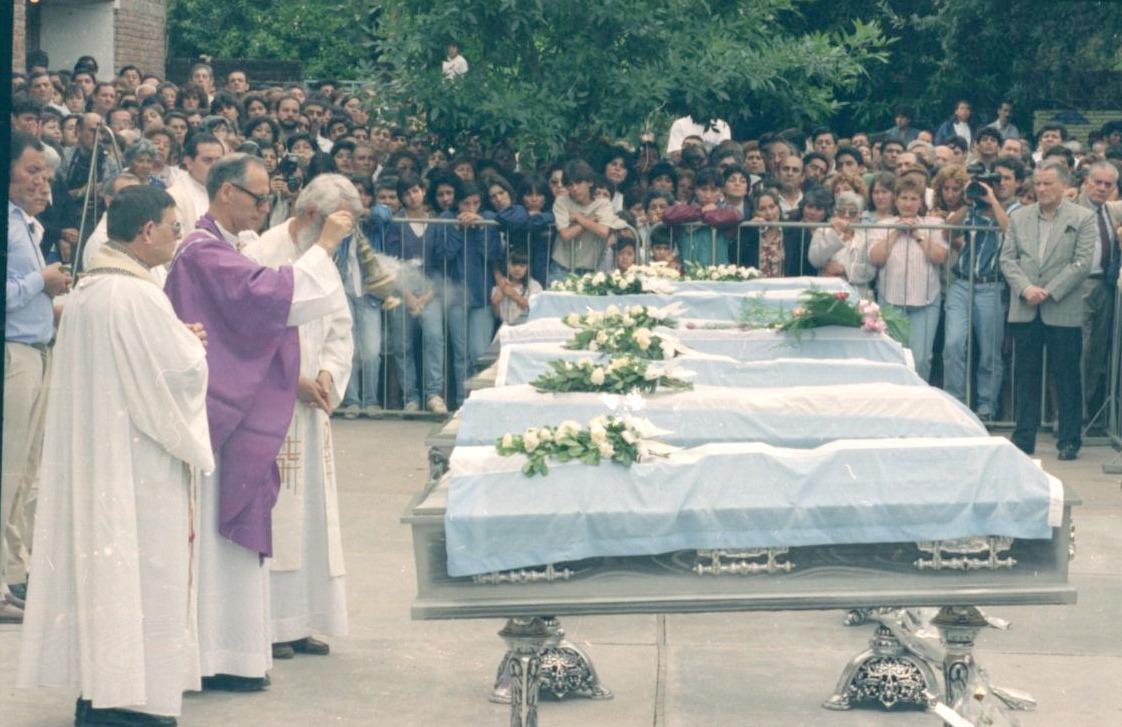 SEPELIO. Cientos de personas se congregaron en el Montserrat para despedir a siete de los ocho fallecidos.