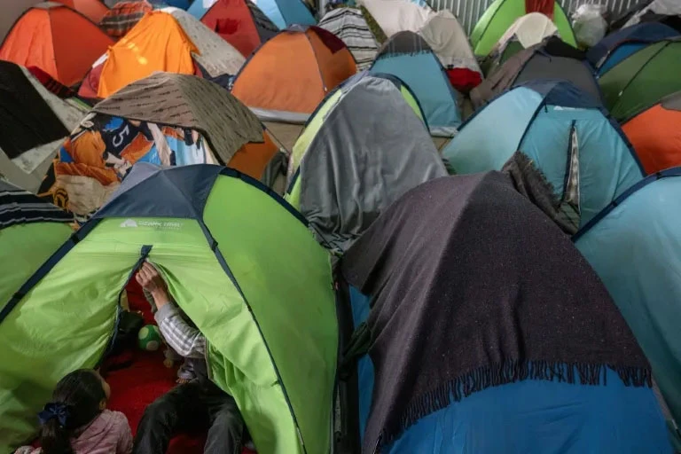 ESPERA. Solicitantes de asilo se refugian en carpas en la ciudad de Tijuana.