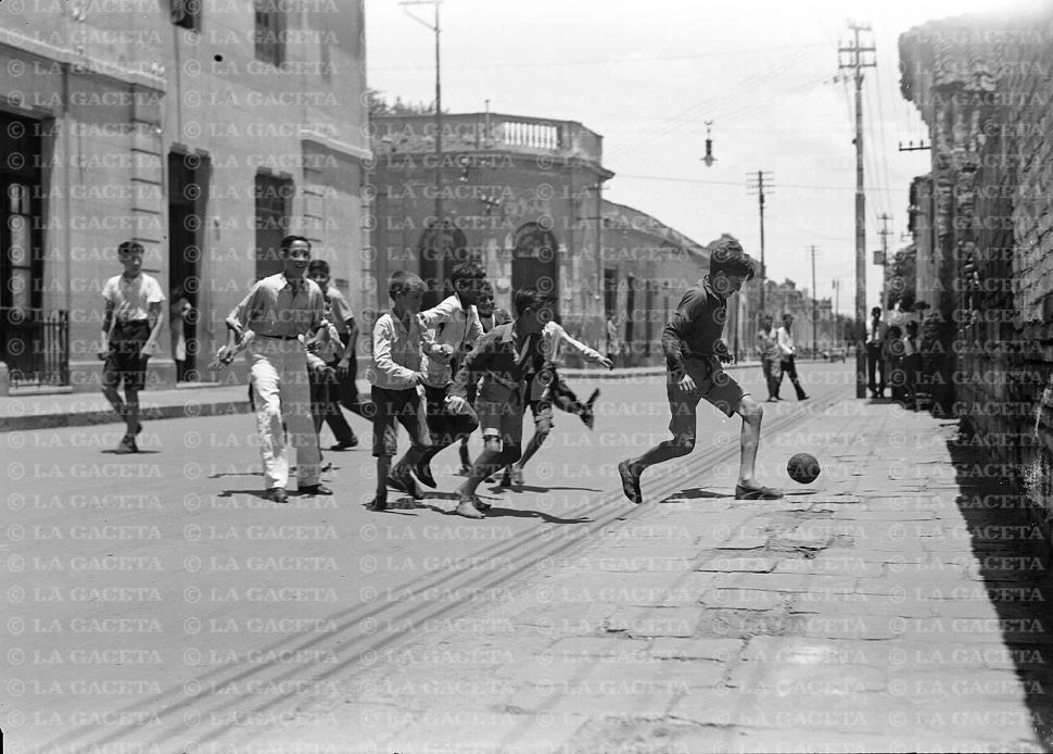 Recuerdos fotográficos: la magia de la siesta detrás de una pelota