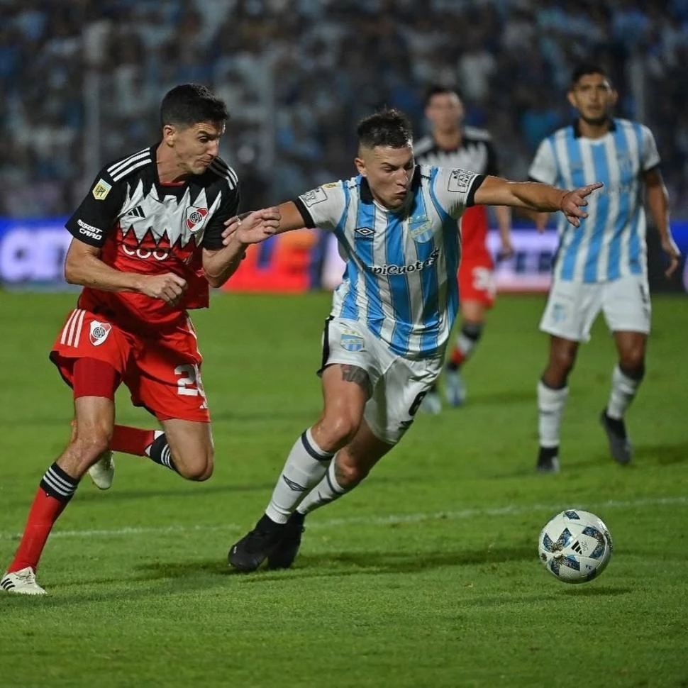 EL PRINCIPIO DEL FIN. En febrero, Ferrari sufrió la fractura de la clavícula tras un cruce con Agustín Ruberto. En la foto, el zaguero lucha con “Nacho” Fernández.