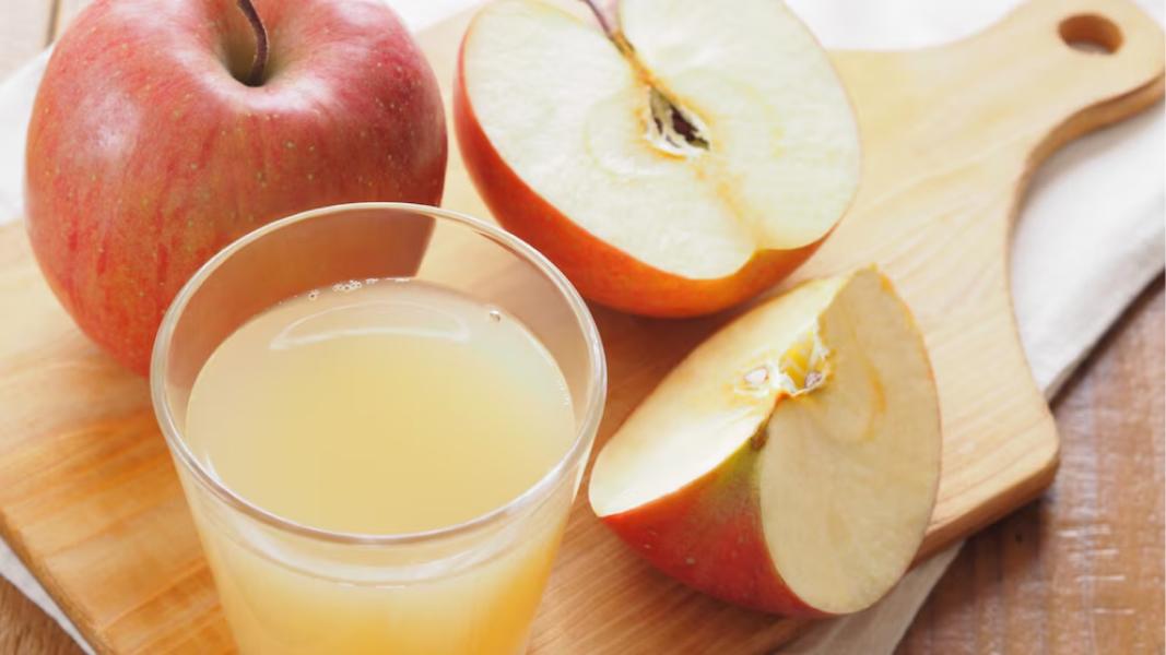 El jugo de manzana es fácil de preparar: solo necesitas manzanas frescas, agua y un endulzante. 