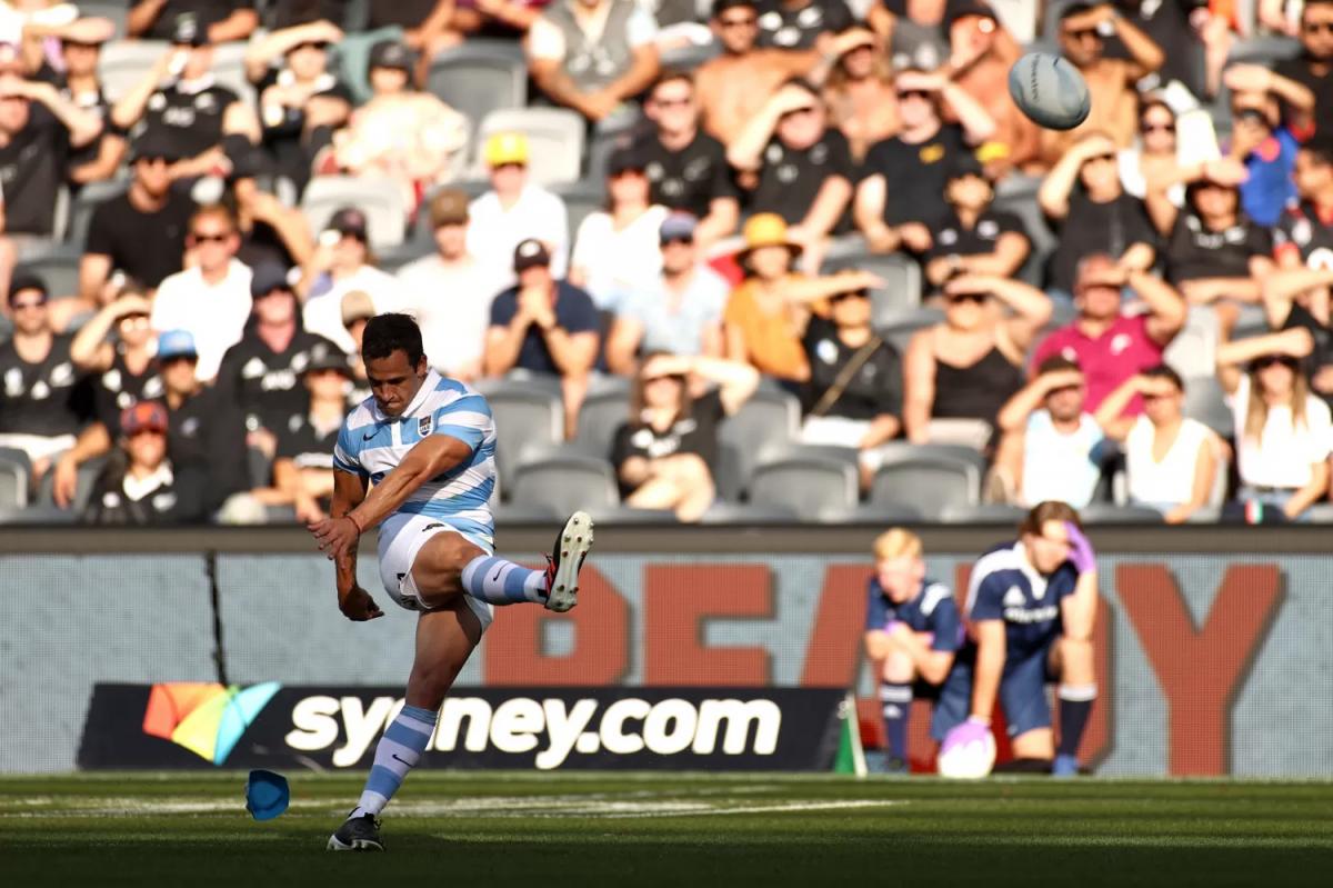 NICOLÁS SÁNCHEZ. Estampa de crack y penal adentro para Los Pumas contra Nueva Zelanda. Foto: Twitter @AllBlacks