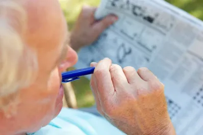 Cinco razones por las que los adultos mayores deberían resolver sopas de letras