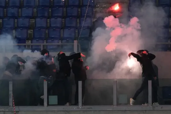 Humo, cuchillos y pánico: hinchas de Lazio atacaron brutalmente a seguidores de la Real Sociedad