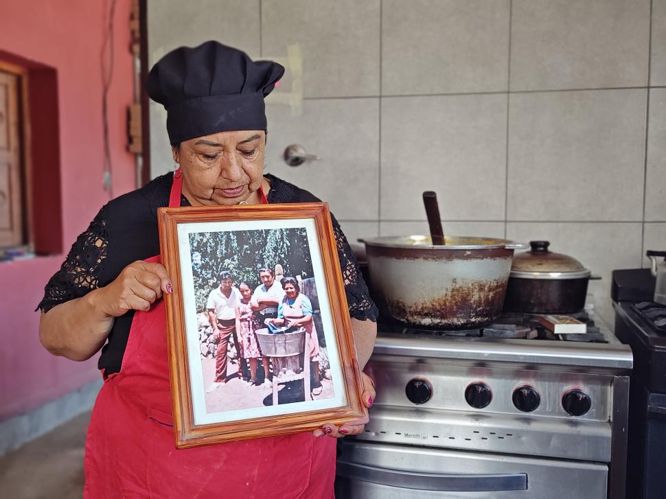 RECUERDO. Liliana con una foto de su madre, fallecida hace 40 años.