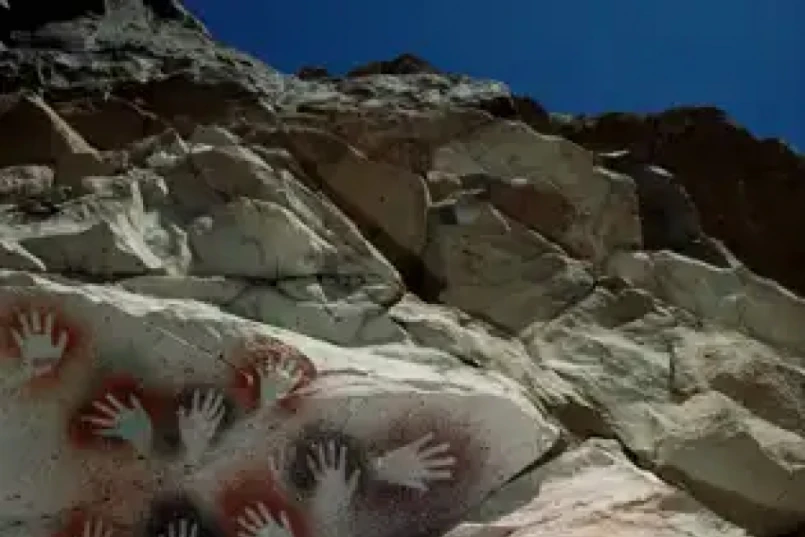 LA CUEVA DE LAS MANOS. en Santa Cruz, recibe su nombre por las manos humanas estampadas en el lugar./NATIONAL GEOGRAPHIC