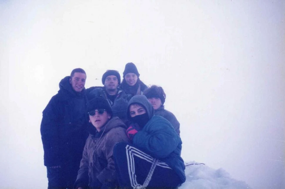 CUMBRE. Integrantes del Grupo Andino Montserrat en el nevado del Sollunko en un punto cercano a la cumbre.