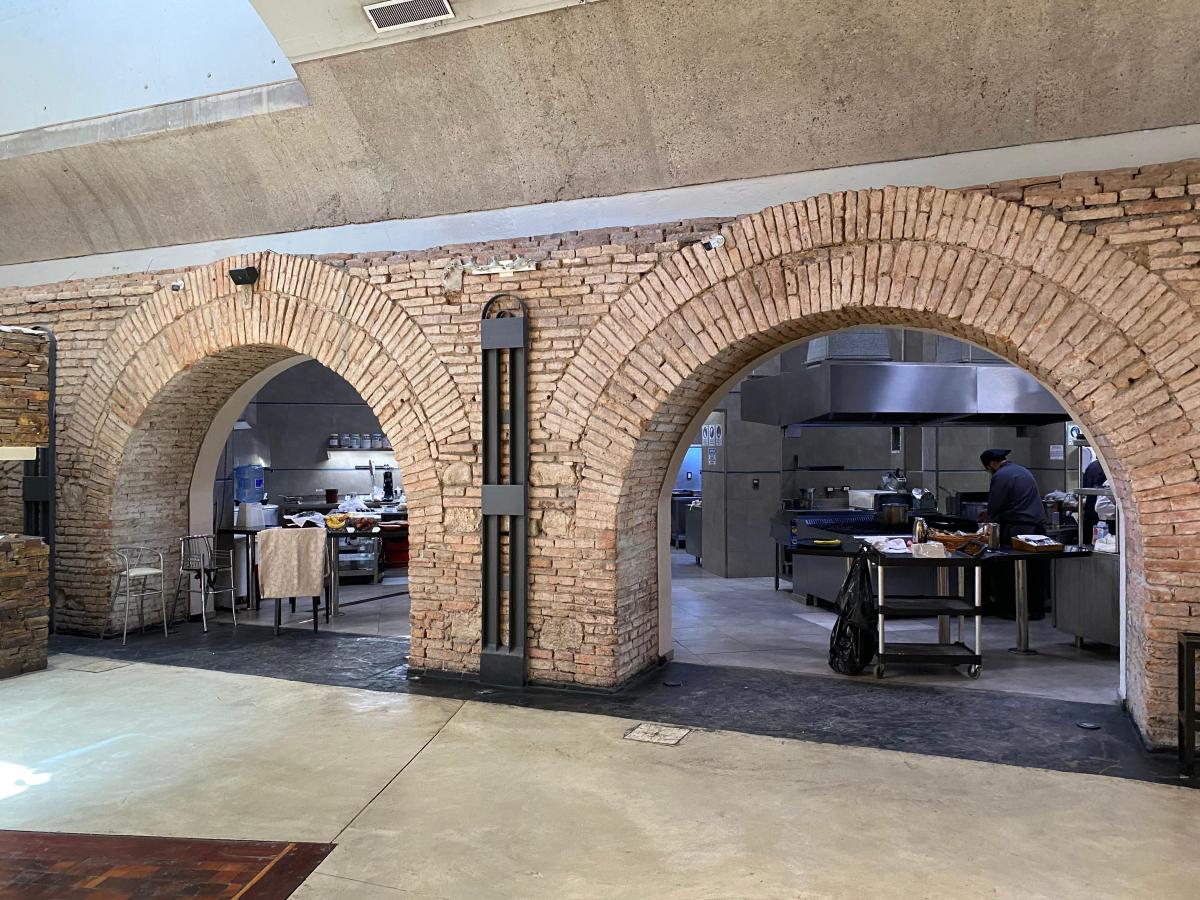 COCINA. Los empleados preparan los almuerzos y desayunos en las viejas bodegas.