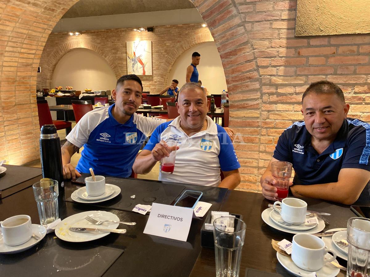 DESAYUNO. Maxi, Cachito y Mario, auxiliares de Atlético Tucumán durante el desayuno.