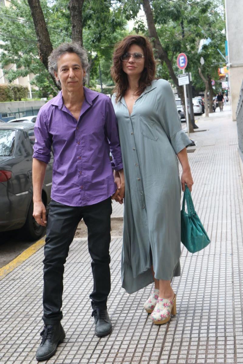 El músico Javier Calamaro, hermano menor de Andrés y su mujer Paola Montes de Oca.