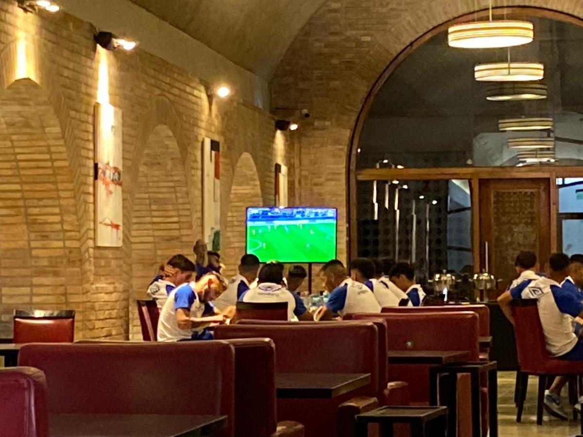 Plantel de Atlético Tucumán almorzando. 