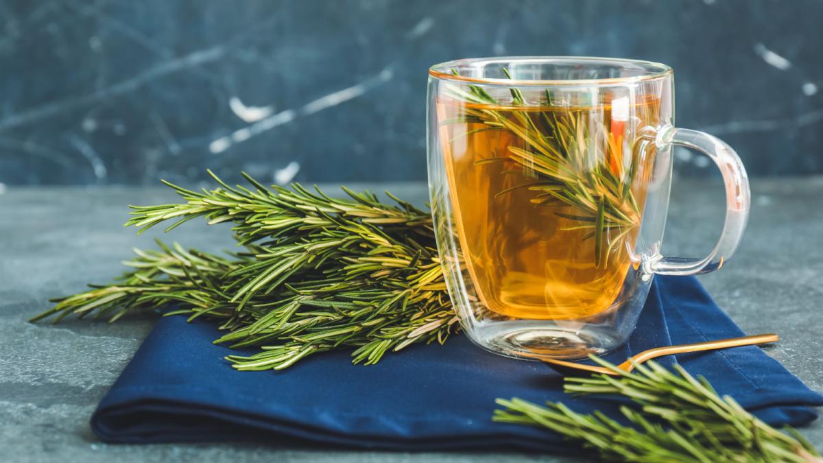 El romero estimula la circulación y la producción de melanina.