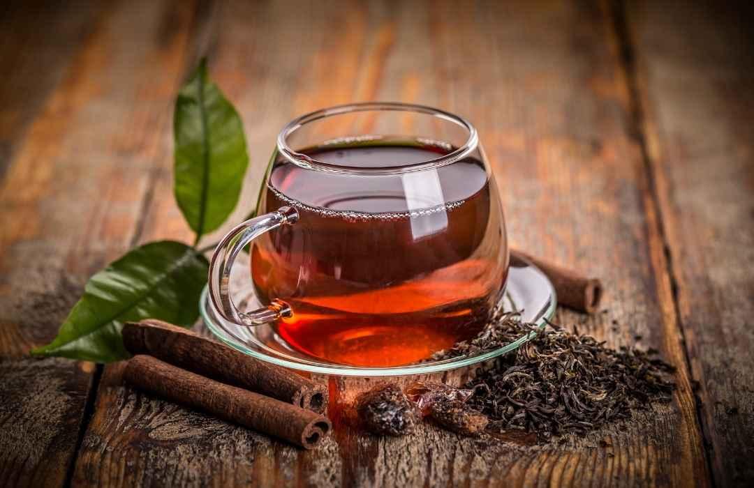 El té negro oscurece el cabello de forma natural al depositar pigmentos oscuros sobre las hebras.