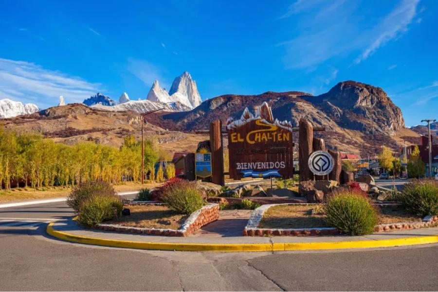 UN CARTEL. da la bienvenida al pueblo de El Chaltén. En la imagen se observa el monte Fitz Roy de fondo./NATIONAL GEOGRAPHIC