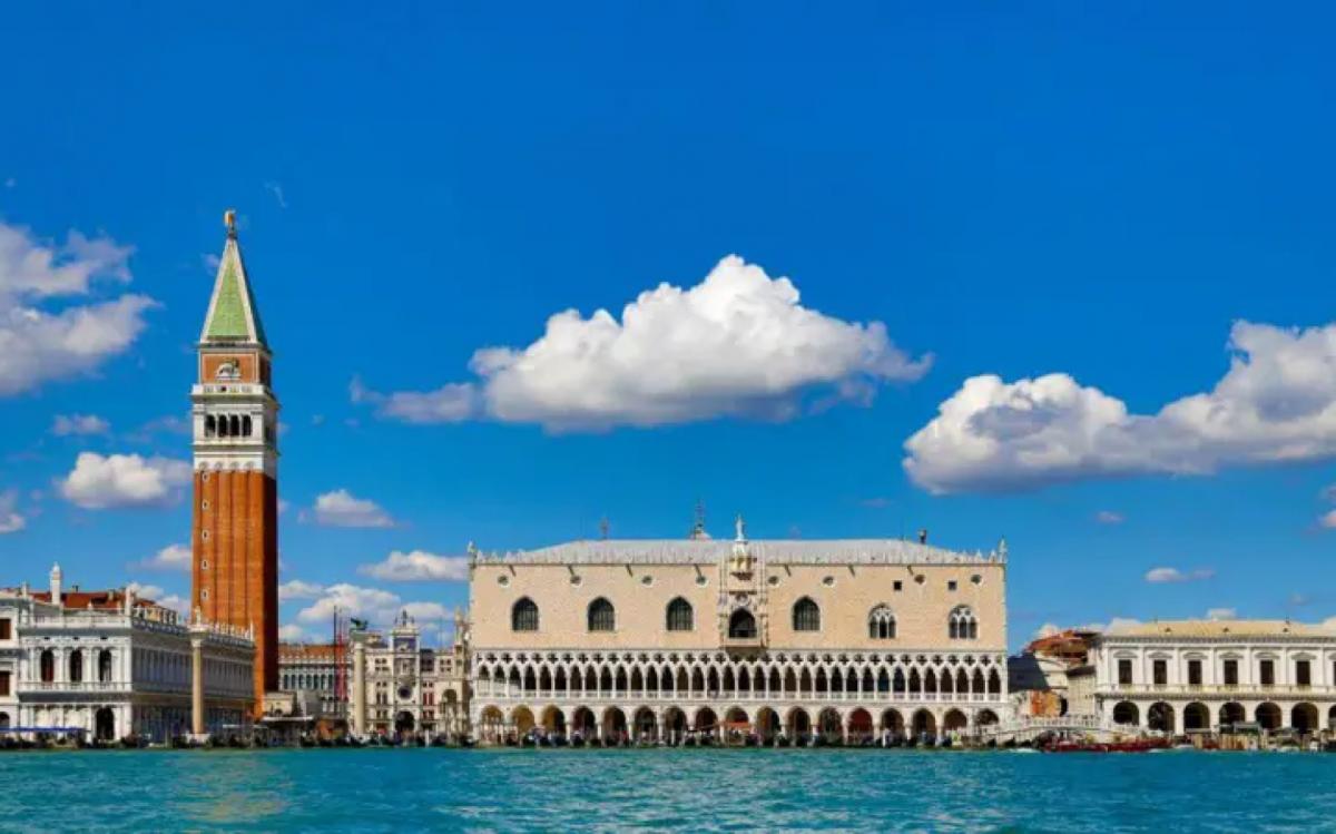 Venecia, al norte de Italia, abarca más de 100 islas pequeñas en una laguna del mar Adriático.