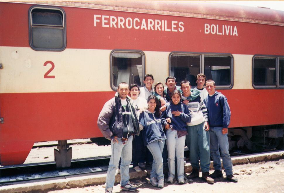 LLEGADA. Los integrantes del Grupo Andino Montserrat, a punto de ingresar al Camino del Inca. FOTOS DE GABRIEL BAZÁN