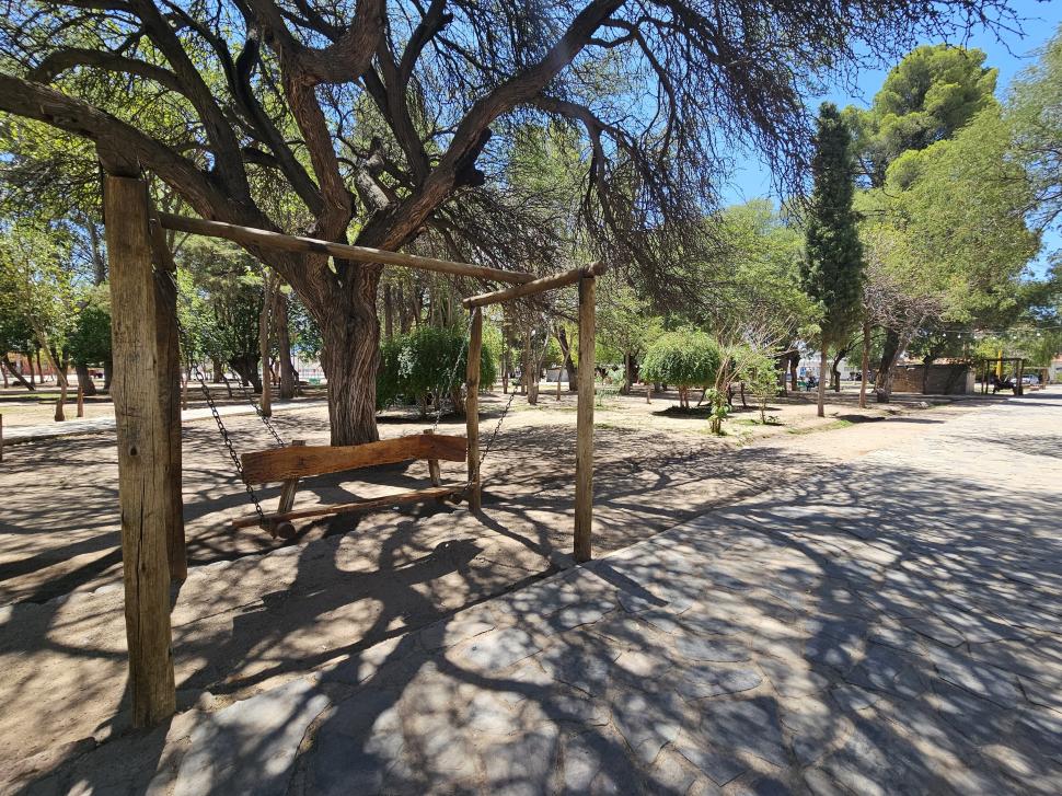 PUNTO DE ENCUENTRO. La plaza de Amaicha es de los sitios más visitados por los turistas en vacaciones. la gaceta / foto de belen castellanos