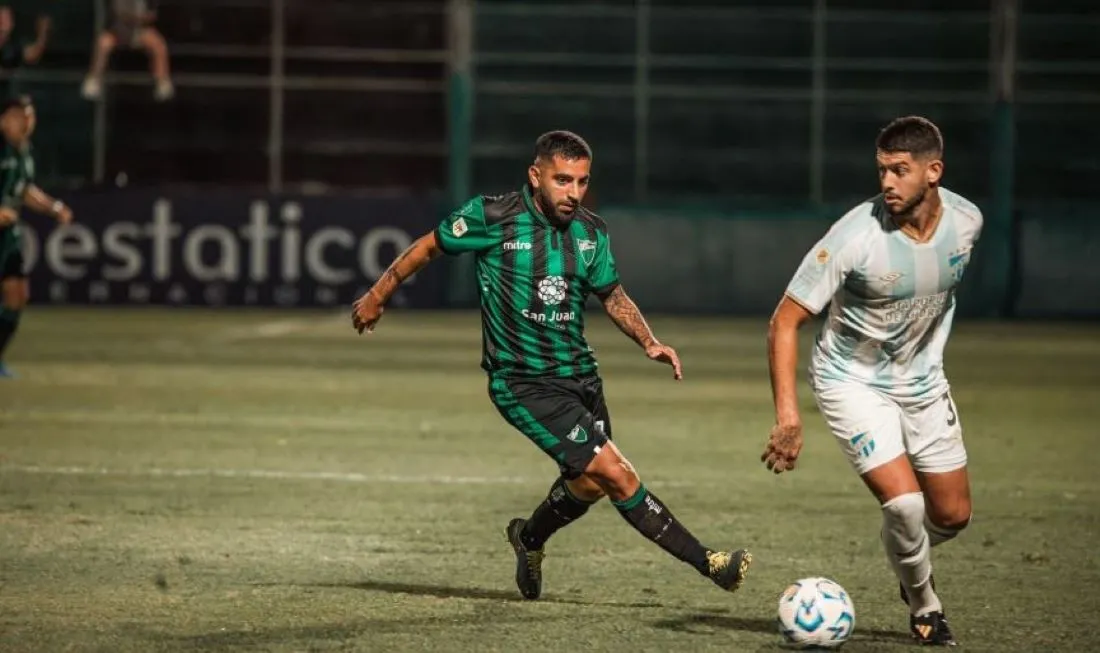 ACTIVO. De Los Santos se lleva la pelota ante la marca de un rival sanjuanino.