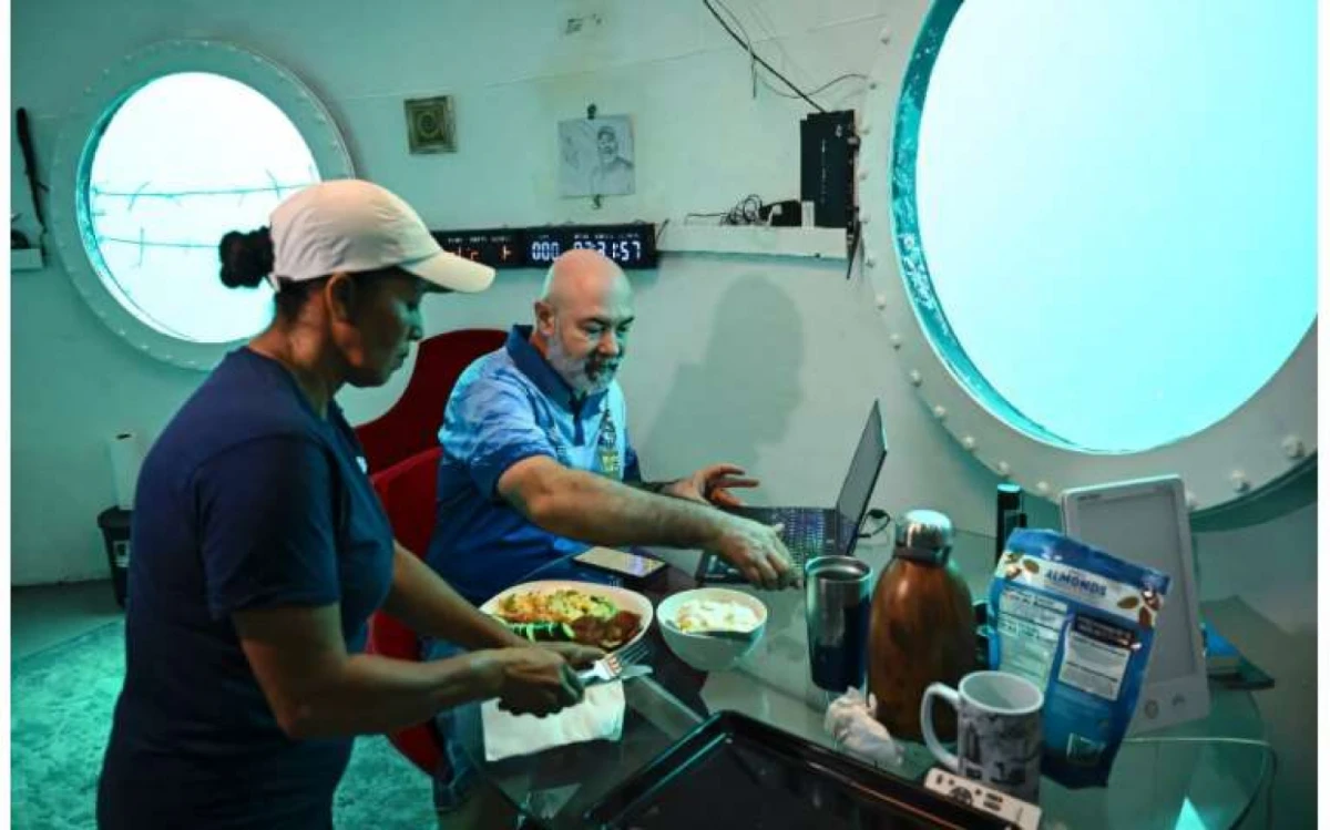 Rudiger Koch desayuna en su casa submarina antes de emerger como poseedor de un récord mundial.