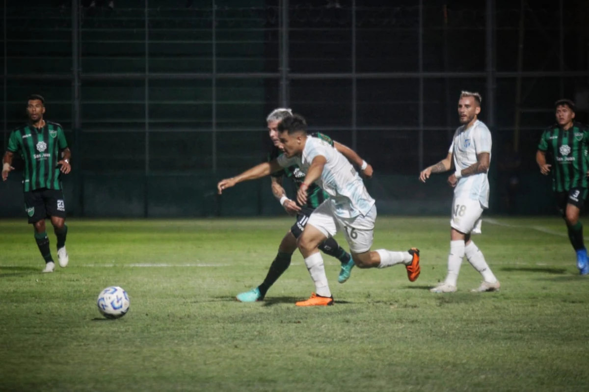 INICIOS. La victoria de Atlético fue con oficio. El equipo que presentó Facundo Sava fue sólido y dinámico. La ilusión se encendió. FOTO DE DANIEL ARIAS, DIARIO DE CUYO.