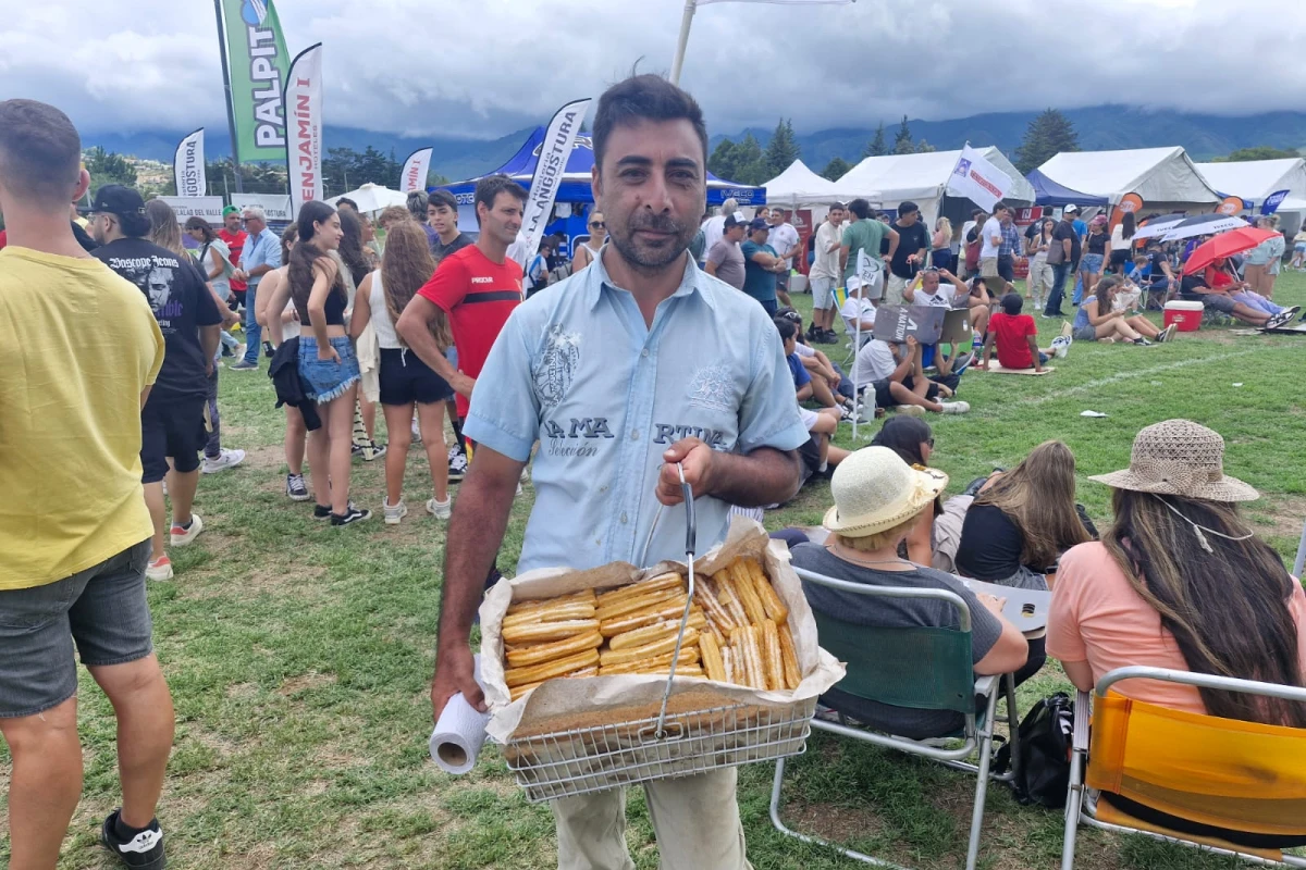 Adrián Darío Cocha recorrió kilómetros en moto desde Villa Quinteros para vender sus churros en el Seven.