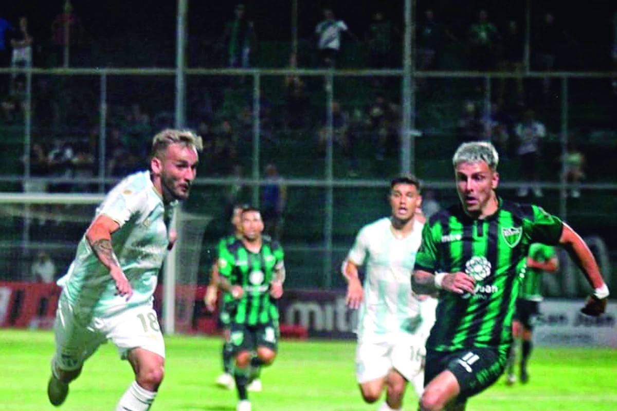 POR LA PELOTA. Renzo Tesuri, que hizo un buen partido en San Juan, disputa la pelota a pura velocidad con Ezequiel Montagna.