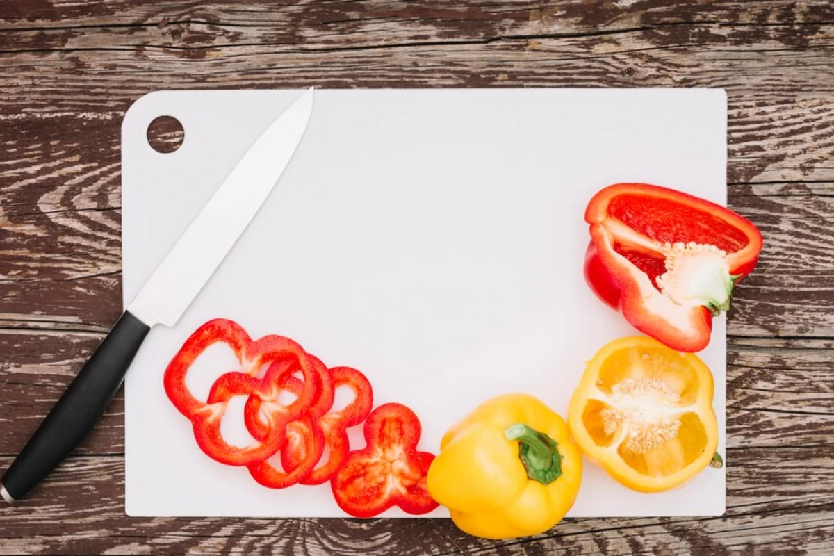 Las tablas de cortar de plástico pueden acumular mayor suciedad que las de madera, advierte el especialista.