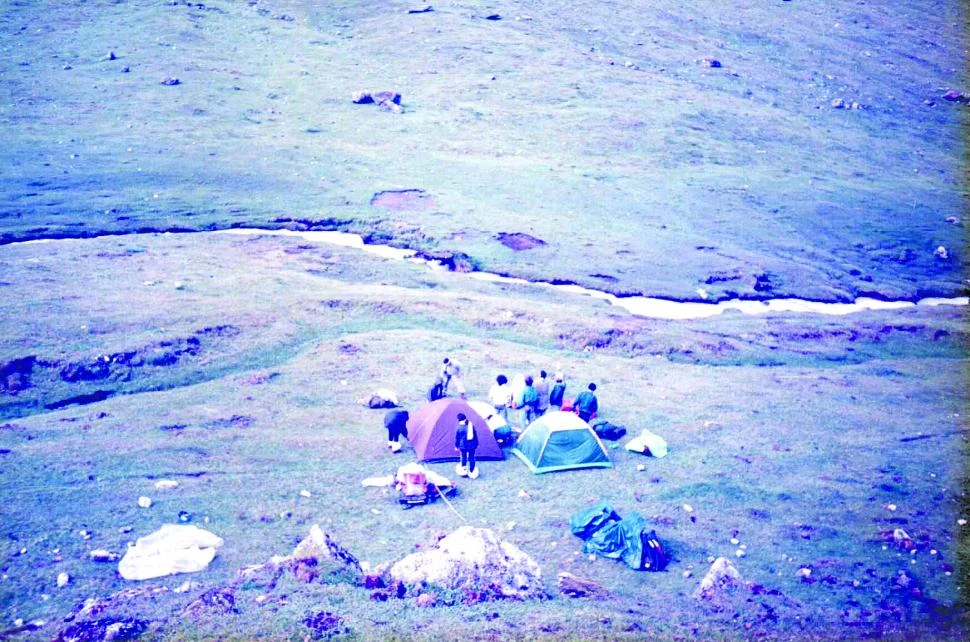 CAMPAMENTO. El Grupo Andino Montserrat armando las carpas de la base a los pies del Sollunko. FOTOS DE GABRIEL BAZÁN