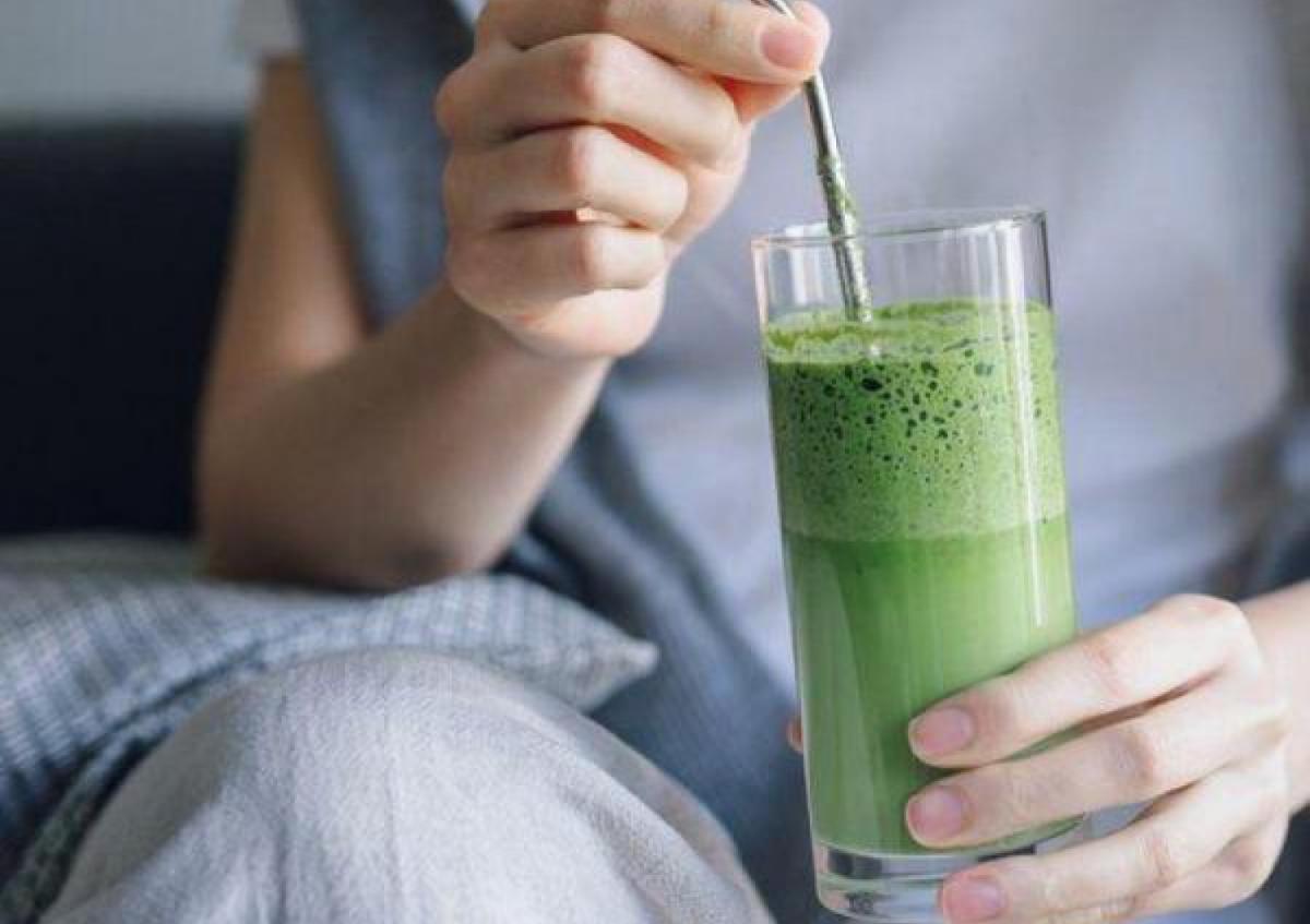 Los beneficios para la salud de tomar jugo verde.