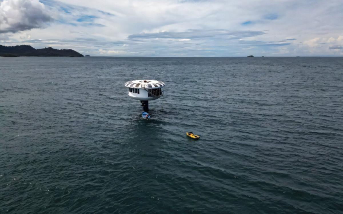 La cápsula estaba conectada a una cámara sobre el agua, proporcionando un vínculo con el mundo exterior.
