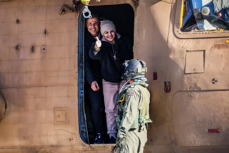 TRASLADO. Las jóvenes y sus familias fueron llevadas a Israel en avión.