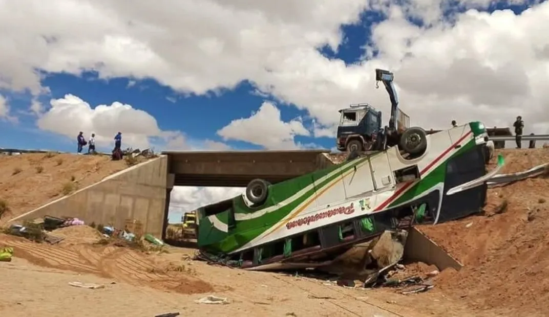 Alrededor de 20  muertos en un micro que volcó en Bolivia cerca de la frontera con Argentina