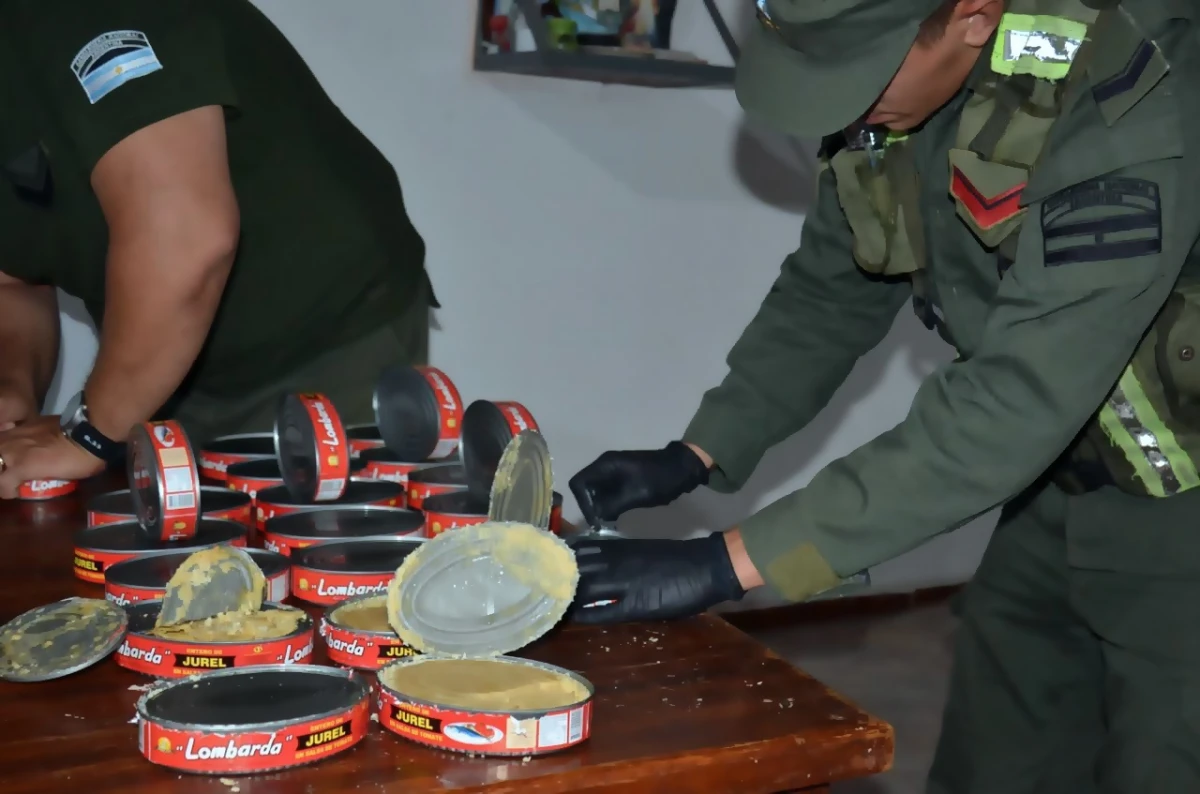 En latas de pescado intentan ocultar 12 kilos de pasta base de cocaína