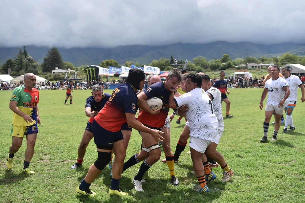 EN ACCIÓN. Un jugador de Old Virgins lleva la pelota en el partido contra Tucumán Rugby Classic