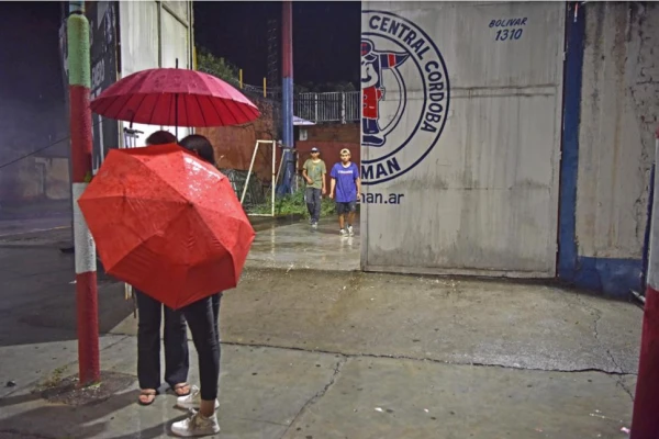 La lluvia dejó a los fans de Abel Pintos bajo el agua y con frustración