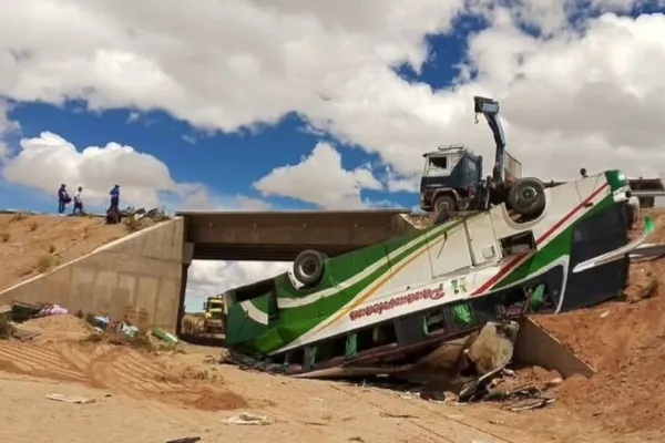 Alrededor de 20  muertos en un micro que volcó en Bolivia cerca de la frontera con Argentina