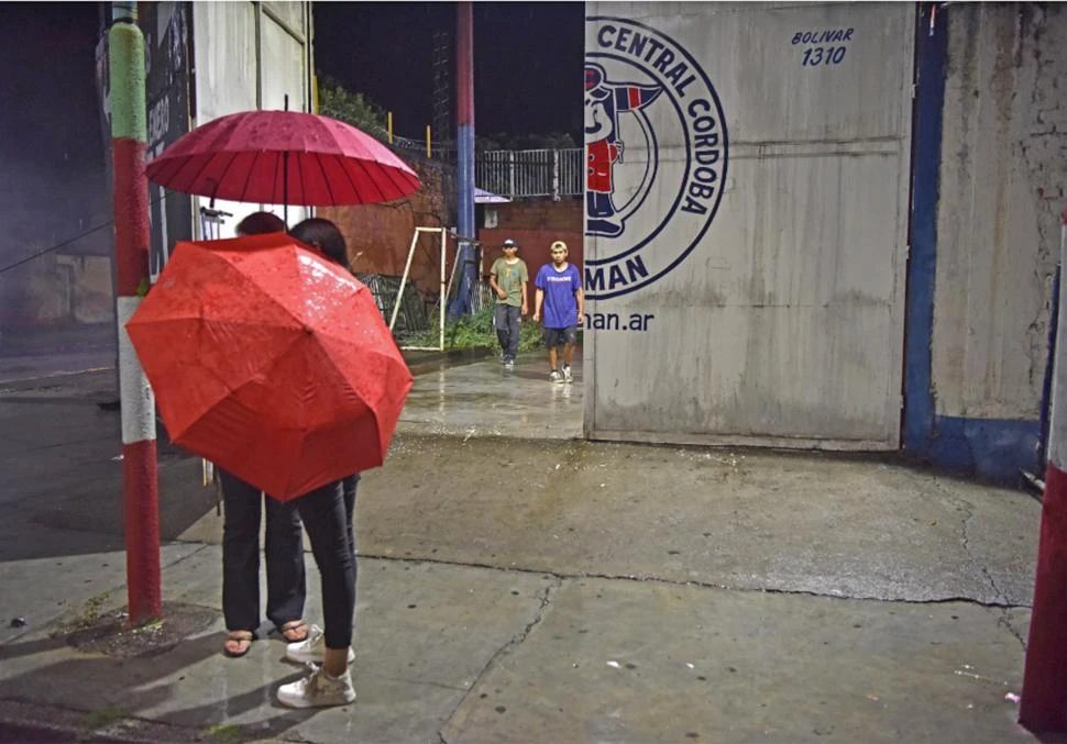 SUSPENDIDO. Por el acceso de calle Bolívar, los trabajadores del club recogían las vallas y concluían su tarea.