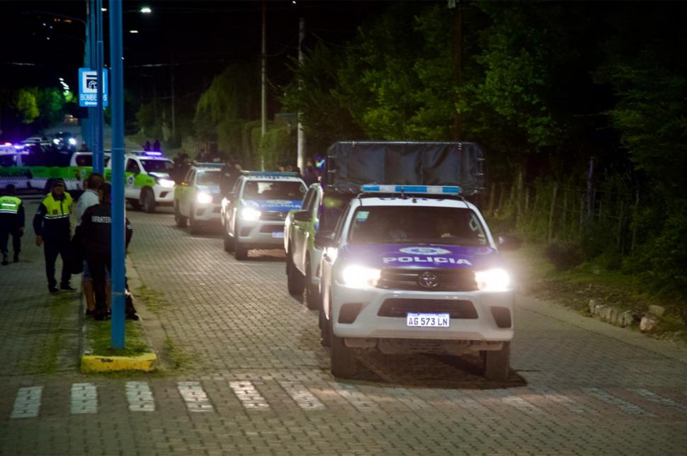 EN TRENCITO. Móviles de la Policía recorrieron Tafí del Valle.