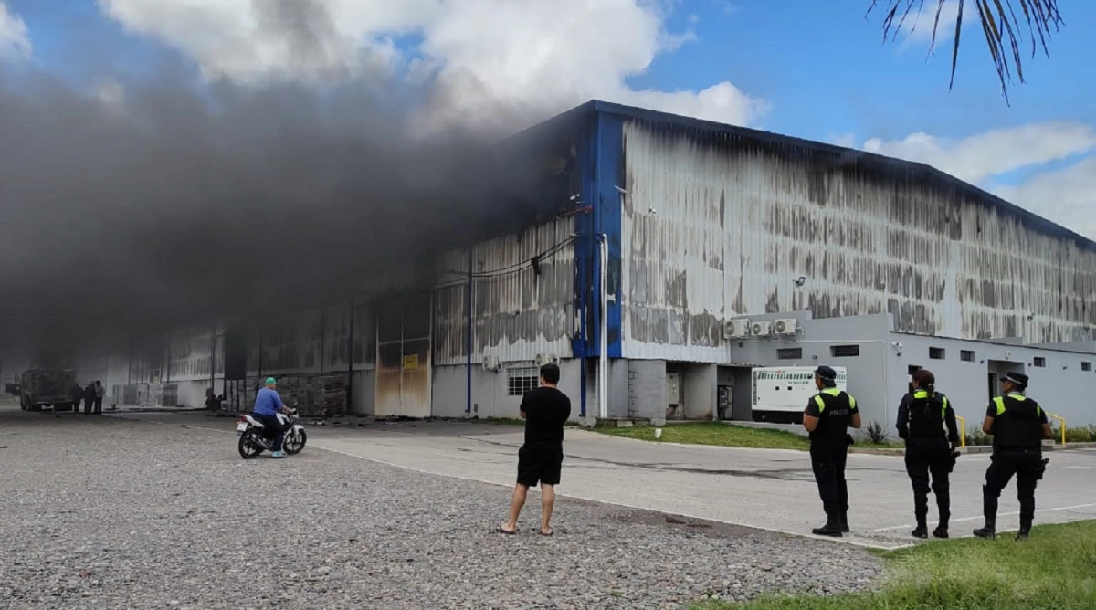 Investigan las causas del incendio en el galpón de Mercado Libre en Tucumán